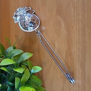 PINEAPPLE SNAP TEA INFUSER Tea Strainer Silver Tone Color